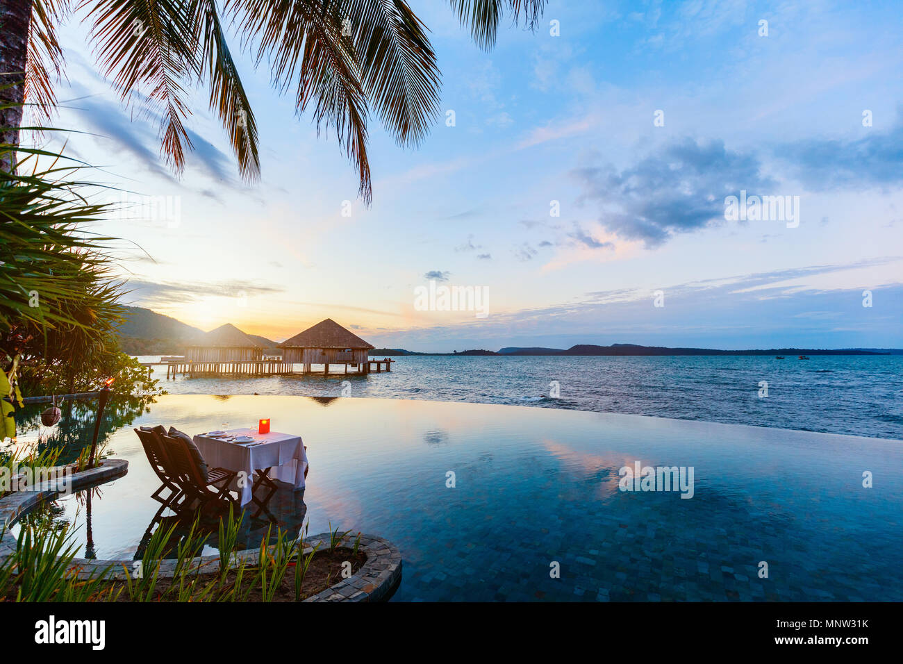 Romantische luxuriöse Abendessen im Tropical Resort am Sonnenuntergang Stockfoto