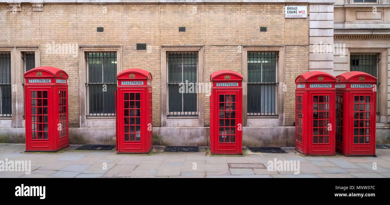 Eine Reihe von britischen roten Telefonzellen, Breite, Covent Garden, London, England, Großbritannien Stockfoto