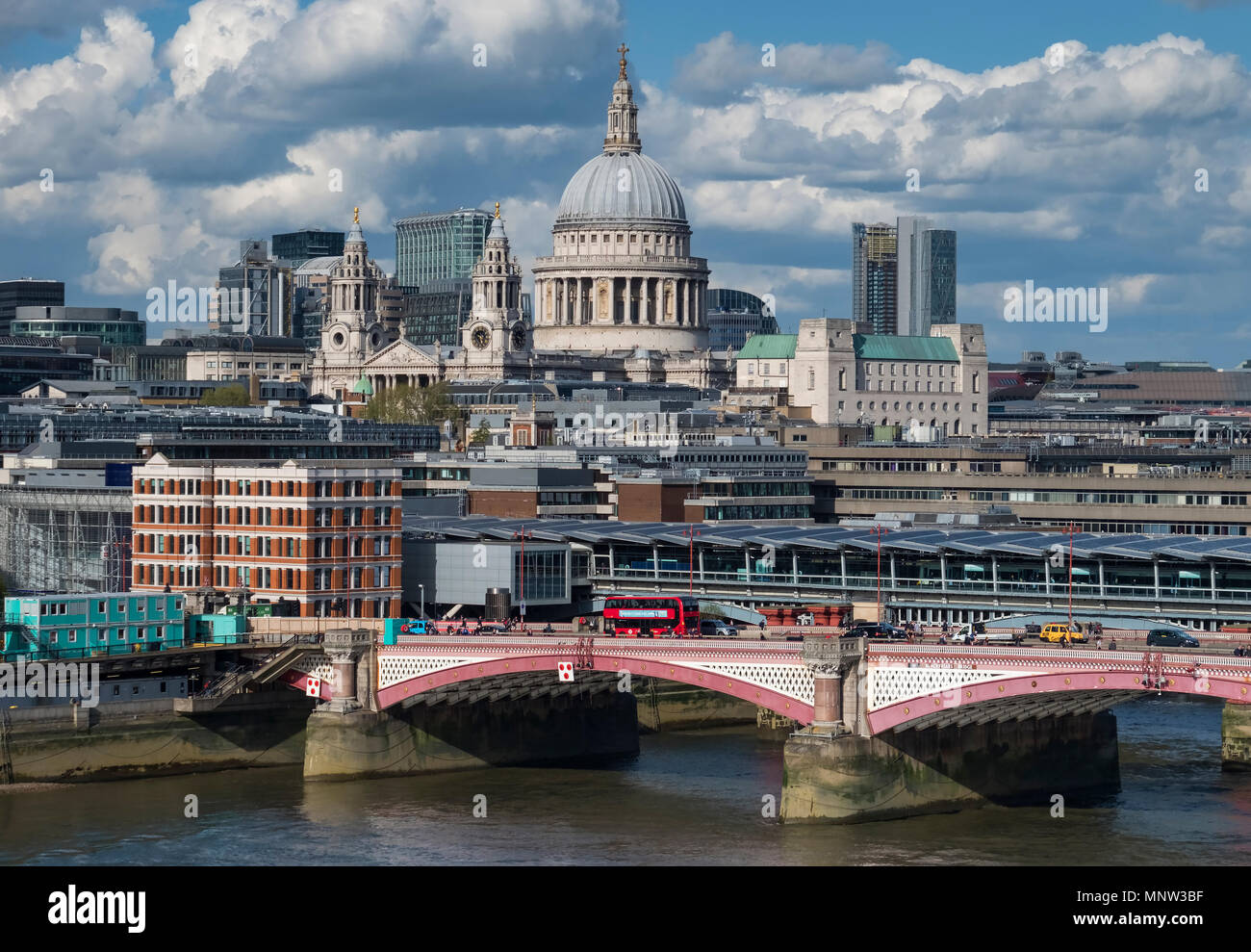 Die St Paul's Kathedrale, Blackfriars Bridge und die Themse, London, England, Großbritannien Stockfoto