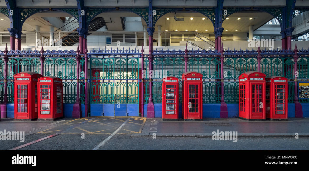 Britische rote Telefonzellen in Smithfield Market, London, England, Großbritannien Stockfoto