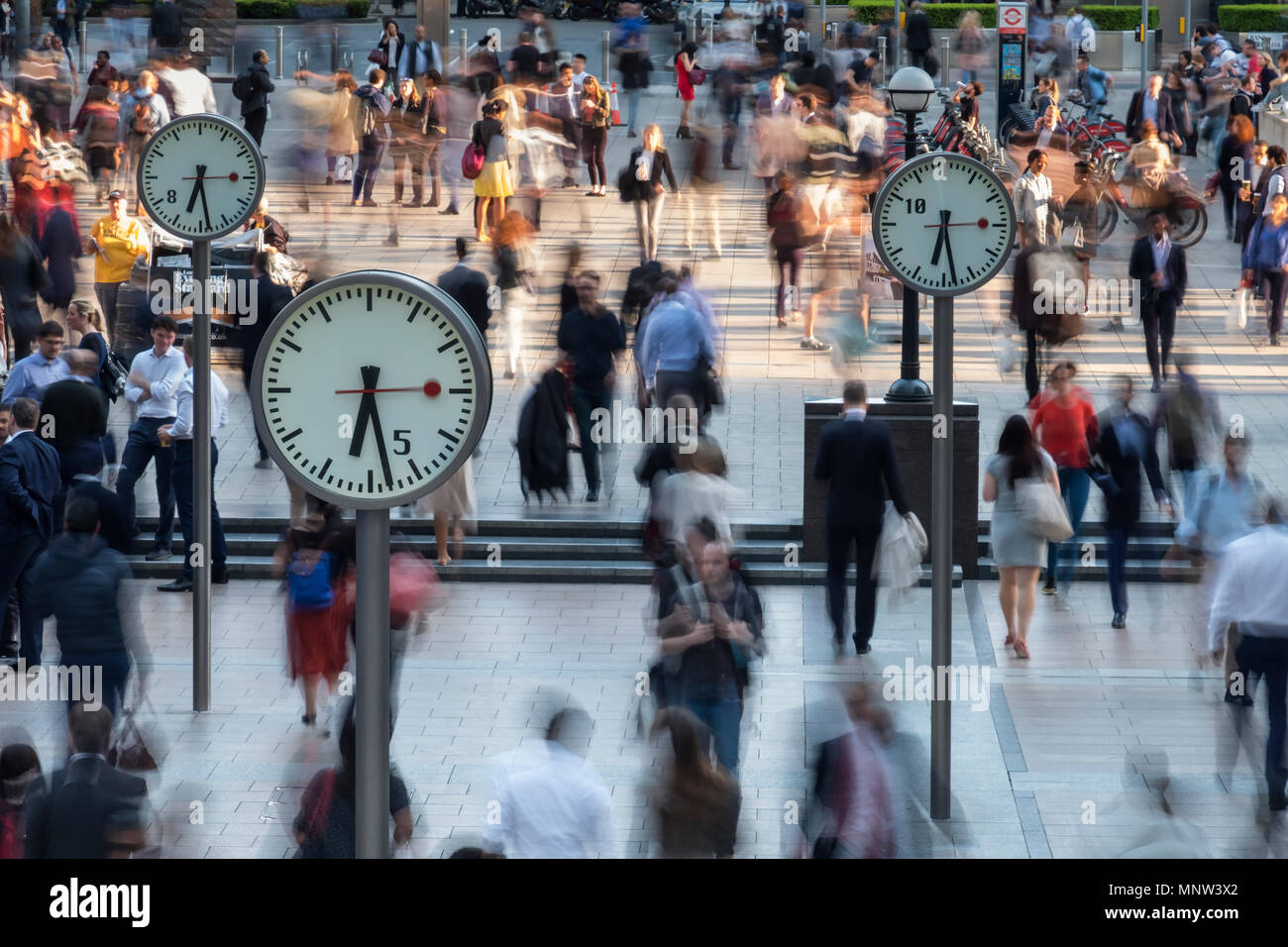 Zeit und Bewegung, sechs öffentliche Uhren, Canary Wharf, London, England, Großbritannien Stockfoto
