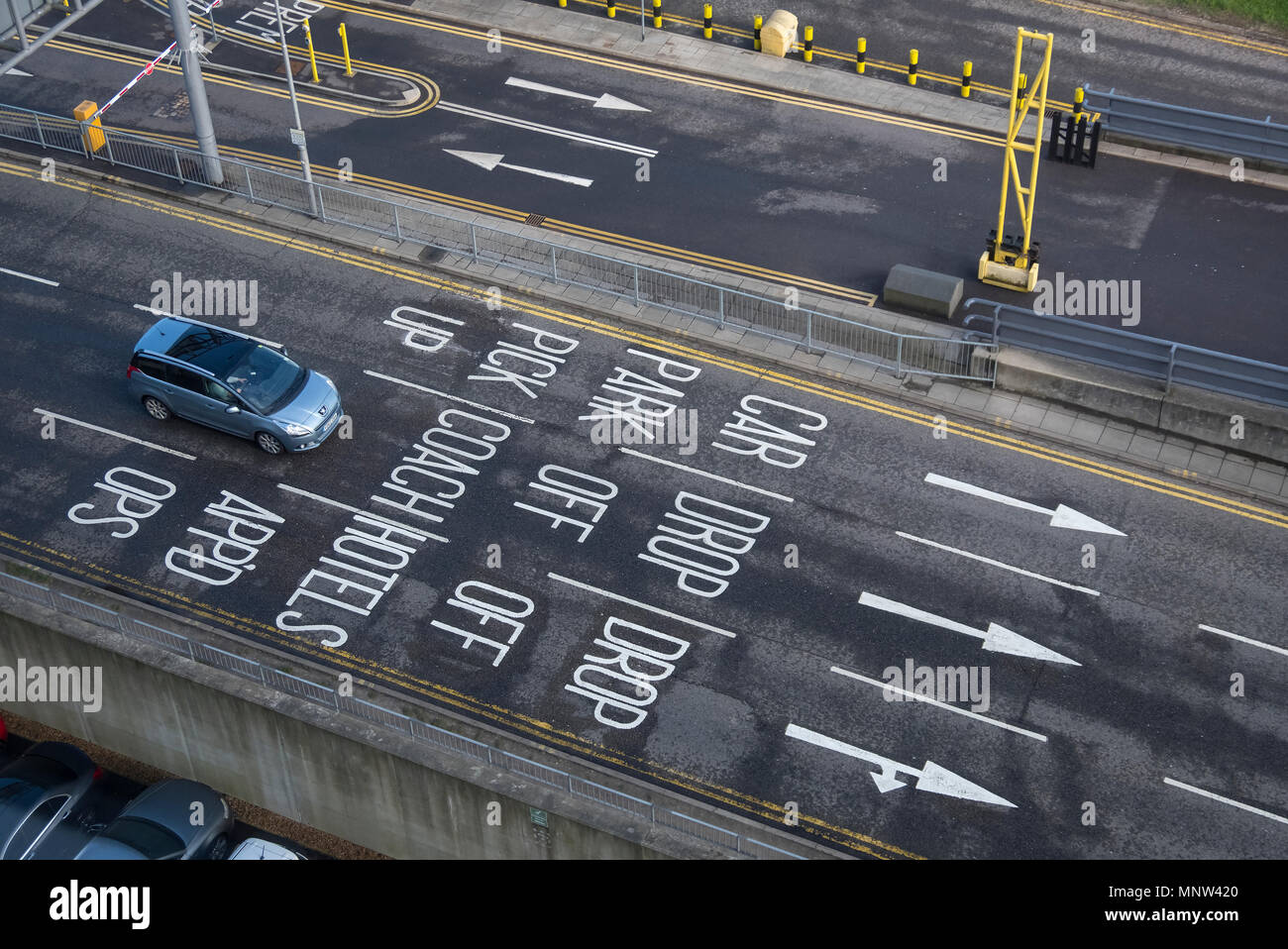 Fahren Verwirrung, Flughafen Parkplatz, Flughafen London Gatwick, England, Großbritannien Stockfoto