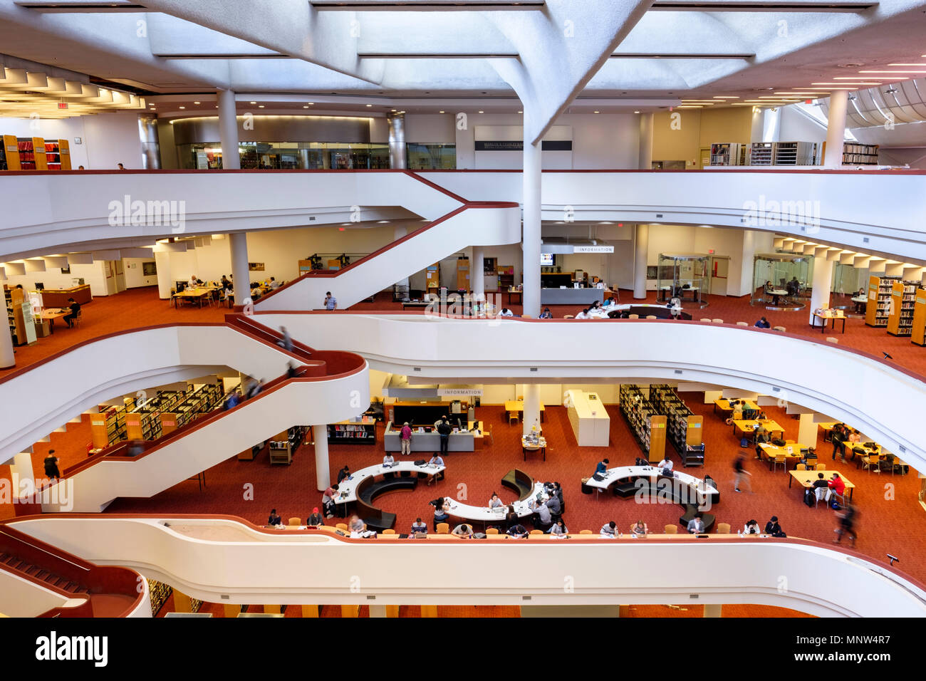 Innenraum der Toronto Reference Library Hall, der größten öffentlichen Referenzbibliothek Kanadas, von Raymond Moriyama, Downtown Toronto, Ontario, Kanada Stockfoto