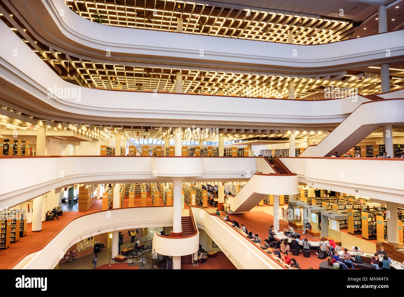 Hall of Toronto Reference Library, größte öffentliche Referenzbibliothek Kanadas, vom Architekten Raymond Moriyama, Downtown Toronto, Ontario, Kanada Stockfoto