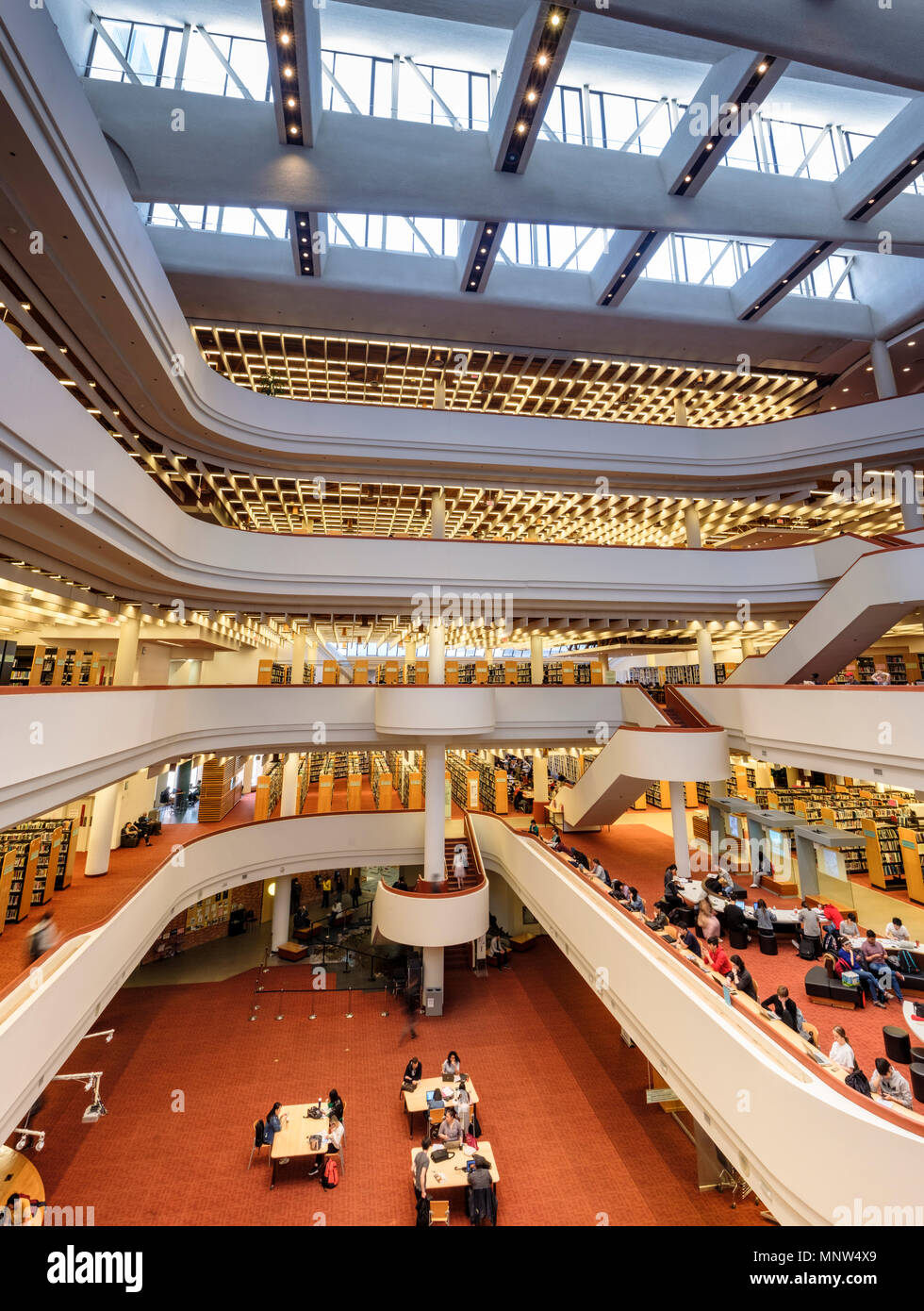 Panoramablick, Toronto Reference Library Hall, die größte öffentliche Referenzbibliothek Kanadas, von Raymond Moriyama, Downtown Toronto, Ontario, Kanada Stockfoto