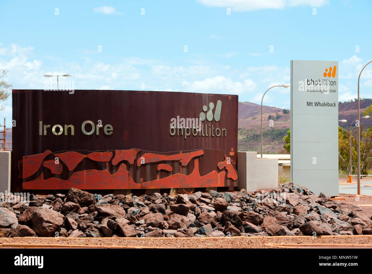 NEWMAN, AUSTRALIEN - 28. Februar 2018: BHP Billiton ist der zweitgrößte Eisenerz Bergbau Firma in der Pilbara und besitzt die Mehrheit der Mt Whaleba Stockfoto
