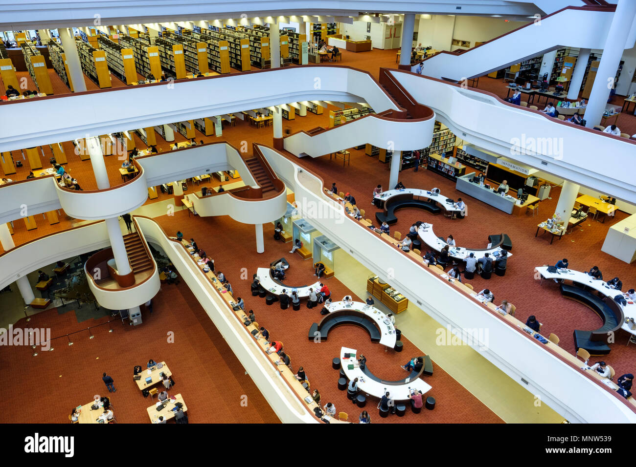 Innenansicht der Toronto Reference Library Hall, der größten öffentlichen Referenzbibliothek Kanadas, von Raymond Moriyama, Downtown Toronto, Ontario, Kanada. Stockfoto