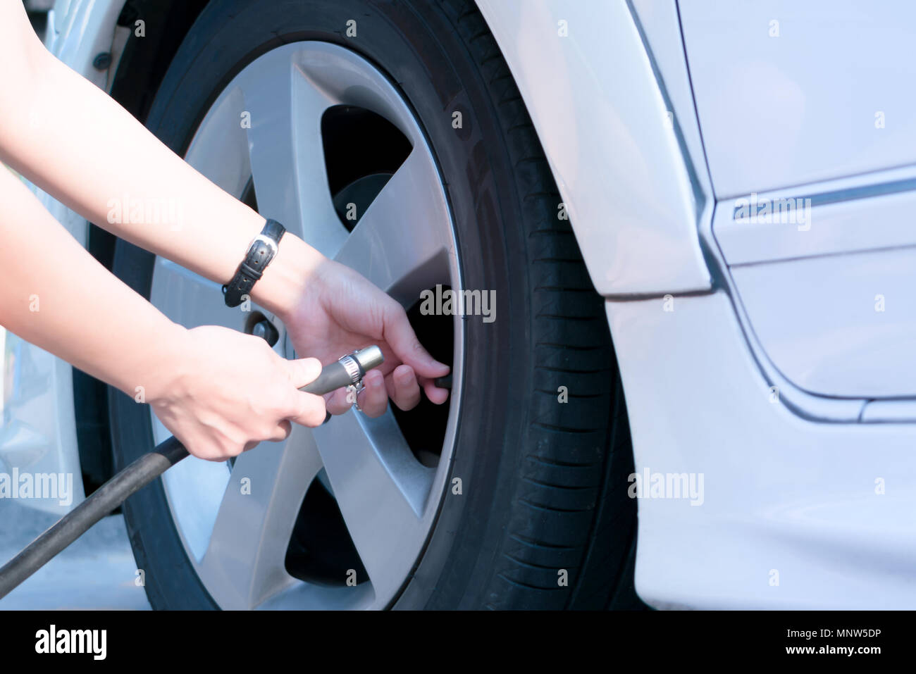 Treiber füllen die Luft in einem Auto Reifen, Reifendruck Stockfoto