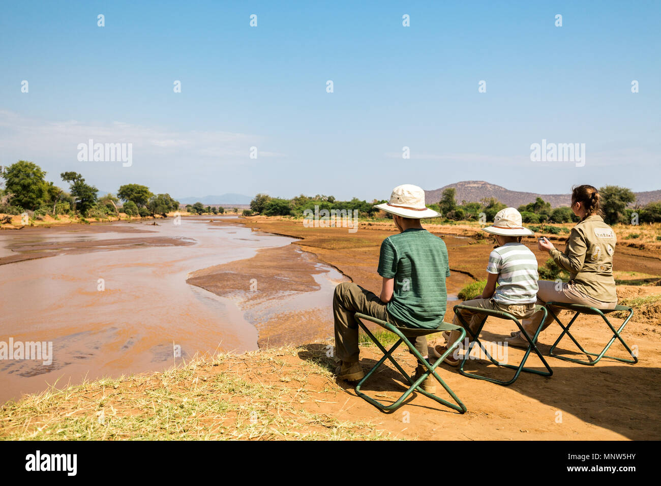 Familie von Mutter und Kinder African Safari Urlaub genießen Ewaso Nyiro Fluss in Samburu Kenia Stockfoto