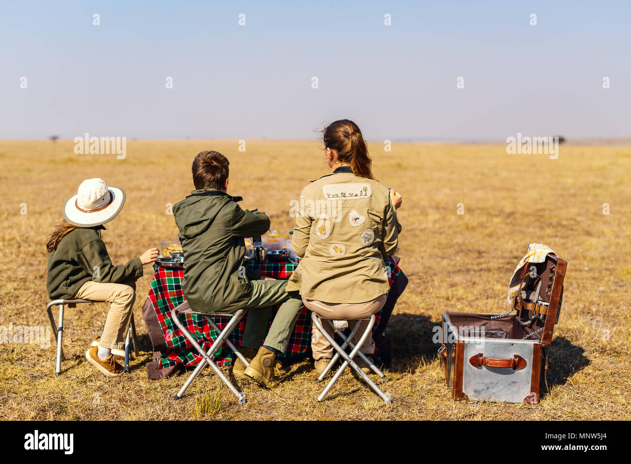 Zurück Familie von Mutter und Kinder African Safari Urlaub genießen Bush Frühstück anzeigen Stockfoto