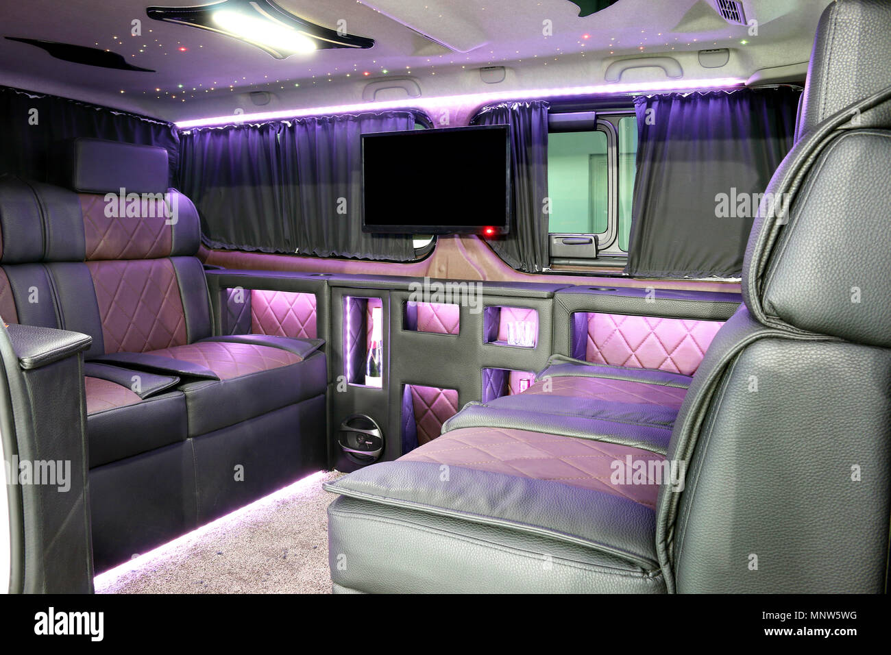 Luxus auto Innenraum mit LCD-TV und Getränke Stockfotografie - Alamy