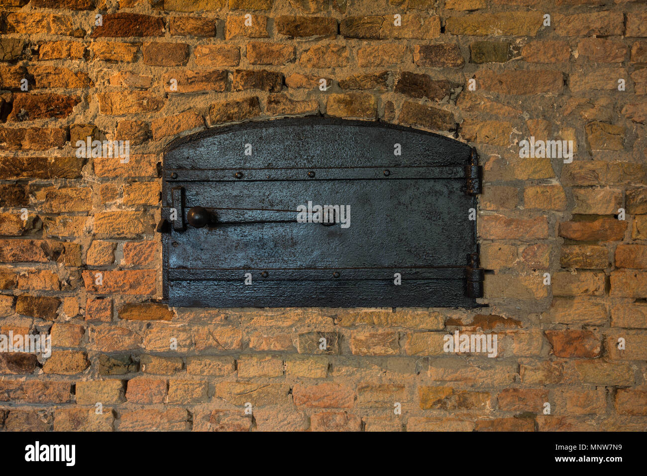Typische italienische Backofen für Brot und Pizza. Schönes Feuer Licht und Farben. Horizontale Foto mit Backsteinen Textur. Stockfoto