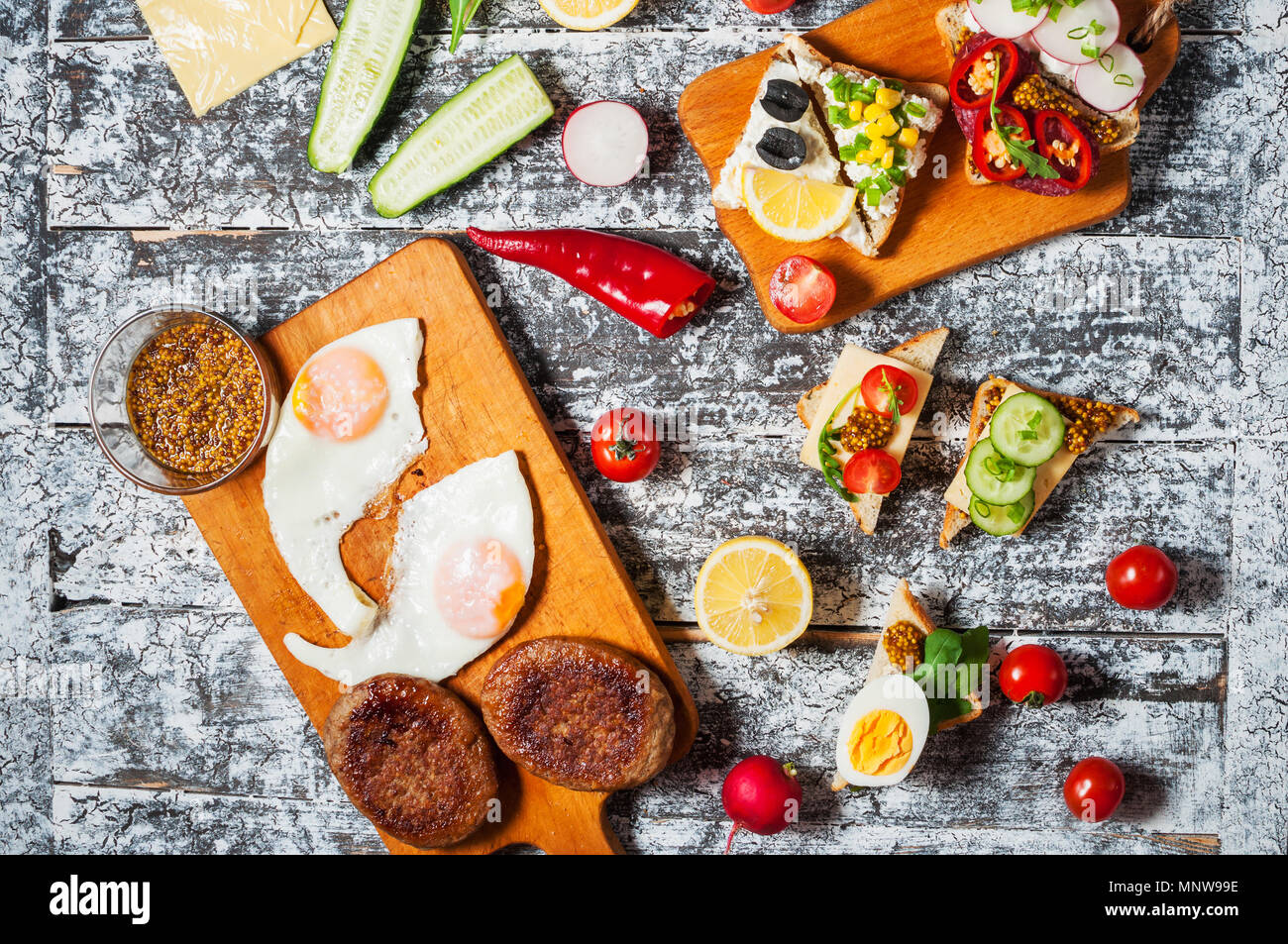 Auswahl an Sandwiches mit verschiedenen Toppings auf weißem Hintergrund. Stockfoto