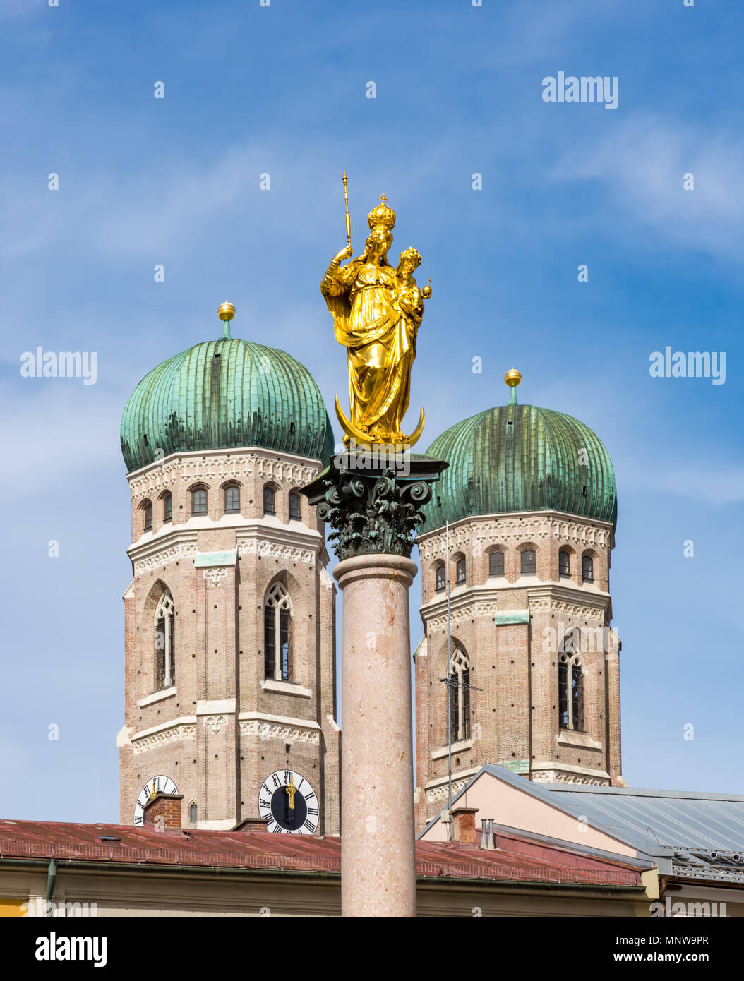 Mariensäule und die Frauenkirche in München Stockfoto