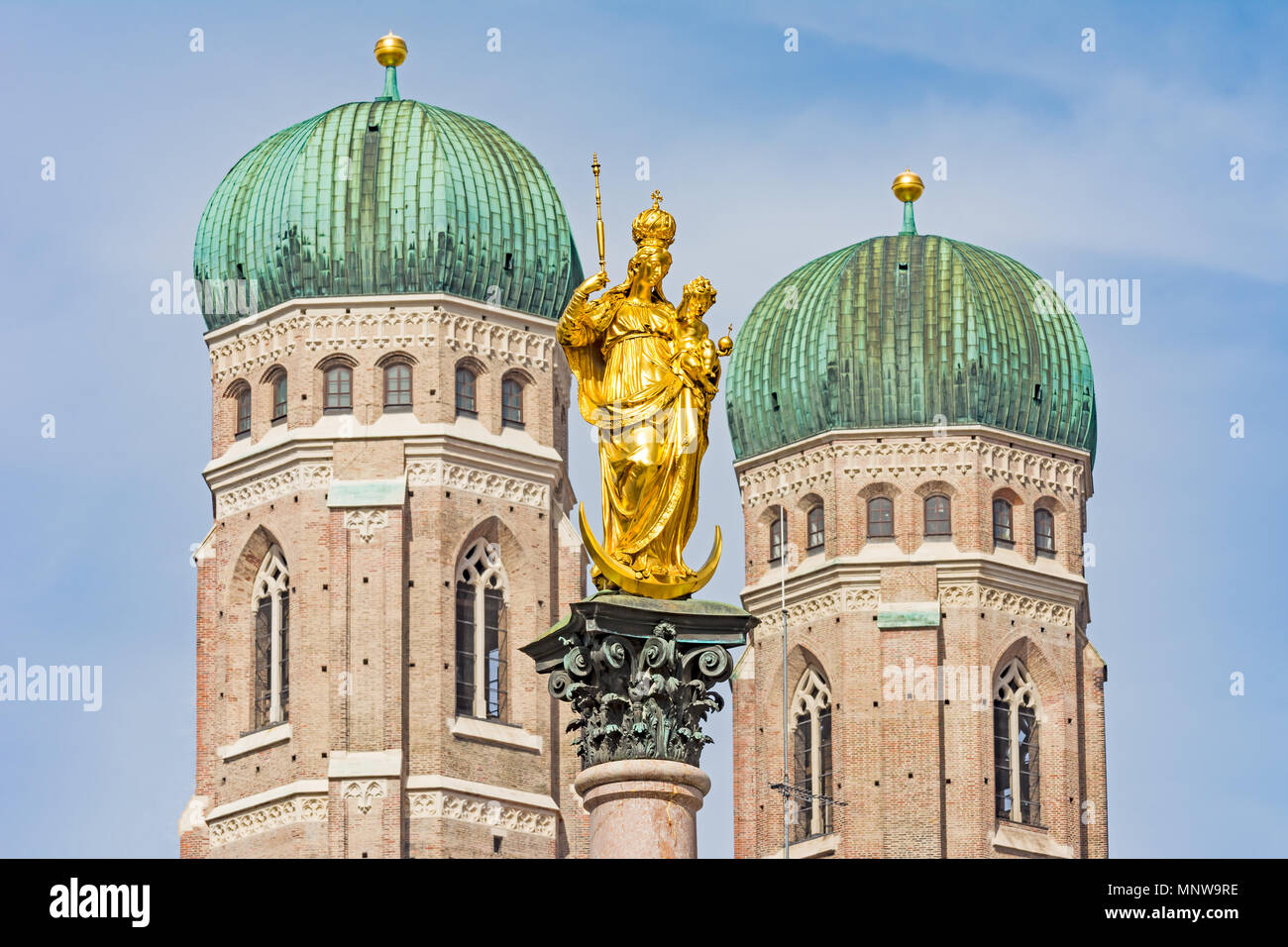 Mariensäule und die Frauenkirche in München Stockfoto