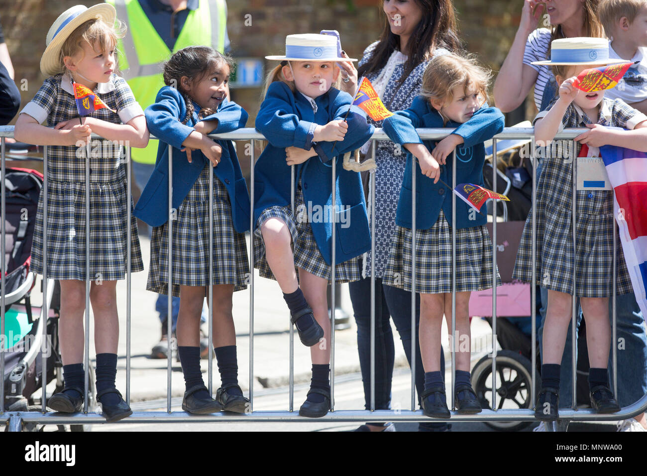 Bild vom Mai 19 zeigt die Massen an der Hochzeit von Prinz Harry und Meghan Markle in Windsor Prinz Harry und Meghan Markle haben Mann und Frau erklärt wurde, nach einer Feier auf Schloss Windsor. Das Paar austauschte, und klingelt, bevor die Königin und 600 Gäste im St George's Chapel. Trägt ein Kleid von britischen Designer Clare Waight Keller, Ms Markle wurde von Prinz Charles, der Sie nach unten ging den Gang. Nach ihrer Heirat, das Paar wird als der Herzog und die Herzogin von Sussex bekannt sein. Stockfoto