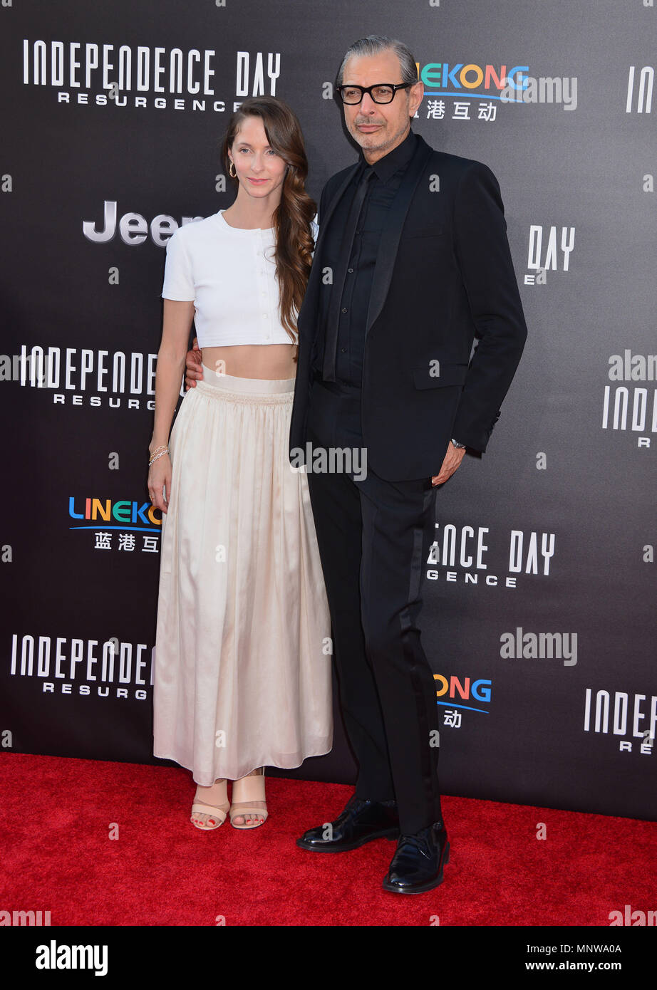 Charlotte Gainsbourg, Jeff Goldblum 062 bei der Premiere von Twentieth Century Fox "Independence Day: Wiederaufleben' an TCL Chinese Theatre am 20. Juni 2016 in Hollywood, CACharlotte Gainsbourg, Jeff Goldblum 062 - - - - - - - - - - - - - Red Carpet Event, Vertikal, USA, Filmindustrie, Prominente, Fotografie, Bestof, Kunst, Kultur und Unterhaltung, Topix Prominente Fashion/Vertikal, Besten, Event in Hollywood Leben - Kalifornien, Roter Teppich und backstage, USA, Film, Stars, Film Stars, TV Stars, Musik, Promis, Fotografie, Bestof, Kunst, Kultur und Unterhaltung, Topix, Vert Stockfoto
