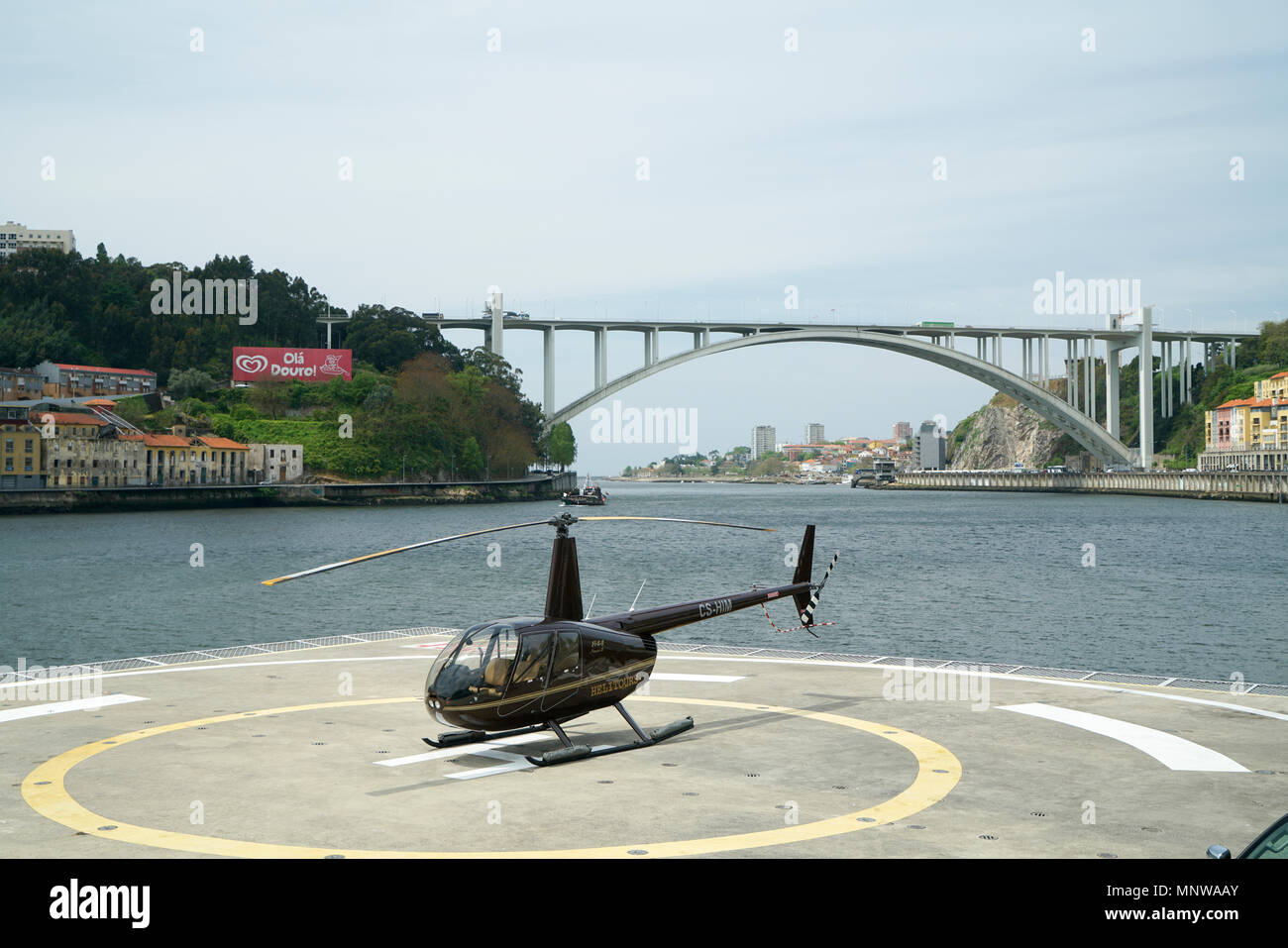 Arrbida Brücke & Raven II Hubschrauber Stockfoto