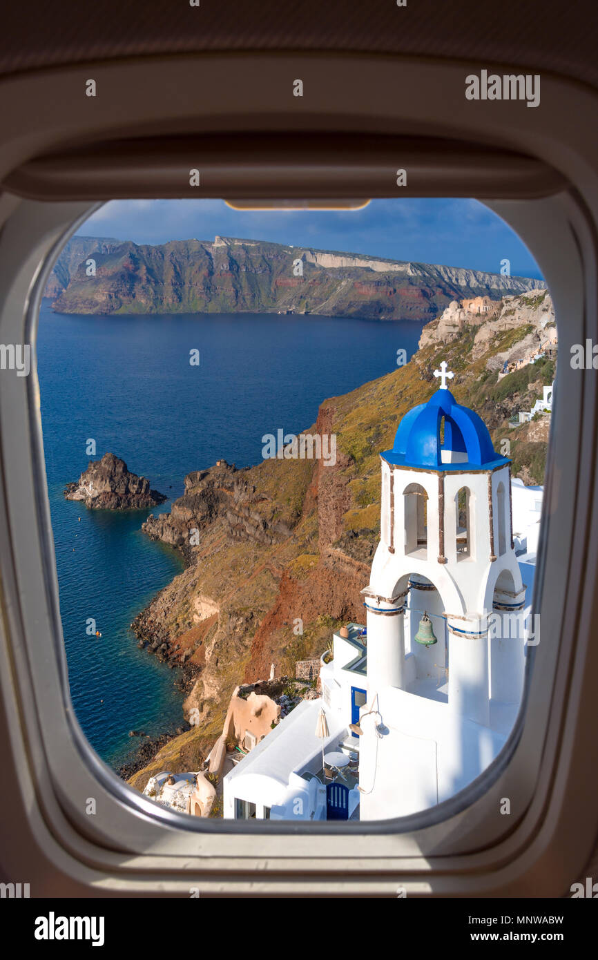 Stadt Oia auf Santorini, Griechenland. Traditionelle und berühmte Häuser und Kirchen mit blauen Kuppeln auf die Caldera, die Ägäis durch einen Rahmen von Ebene Stockfoto