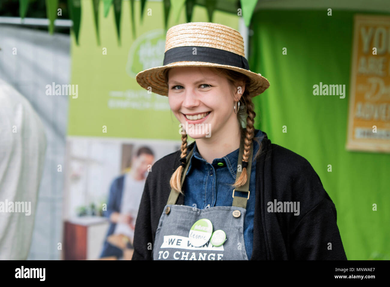 Junge schöne Modell zeigen Mädchen im Stroh Hut an der streetwalk der Street Food Festival in der Nähe von Hale (Verkauf), Deutschland, 03/20/2018 Lächeln Stockfoto