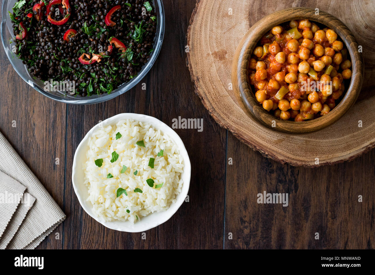 Chana Masala Kichererbsen, serviert mit Reis und schwarze Linsensalat. Traditionelle Speisen. Stockfoto