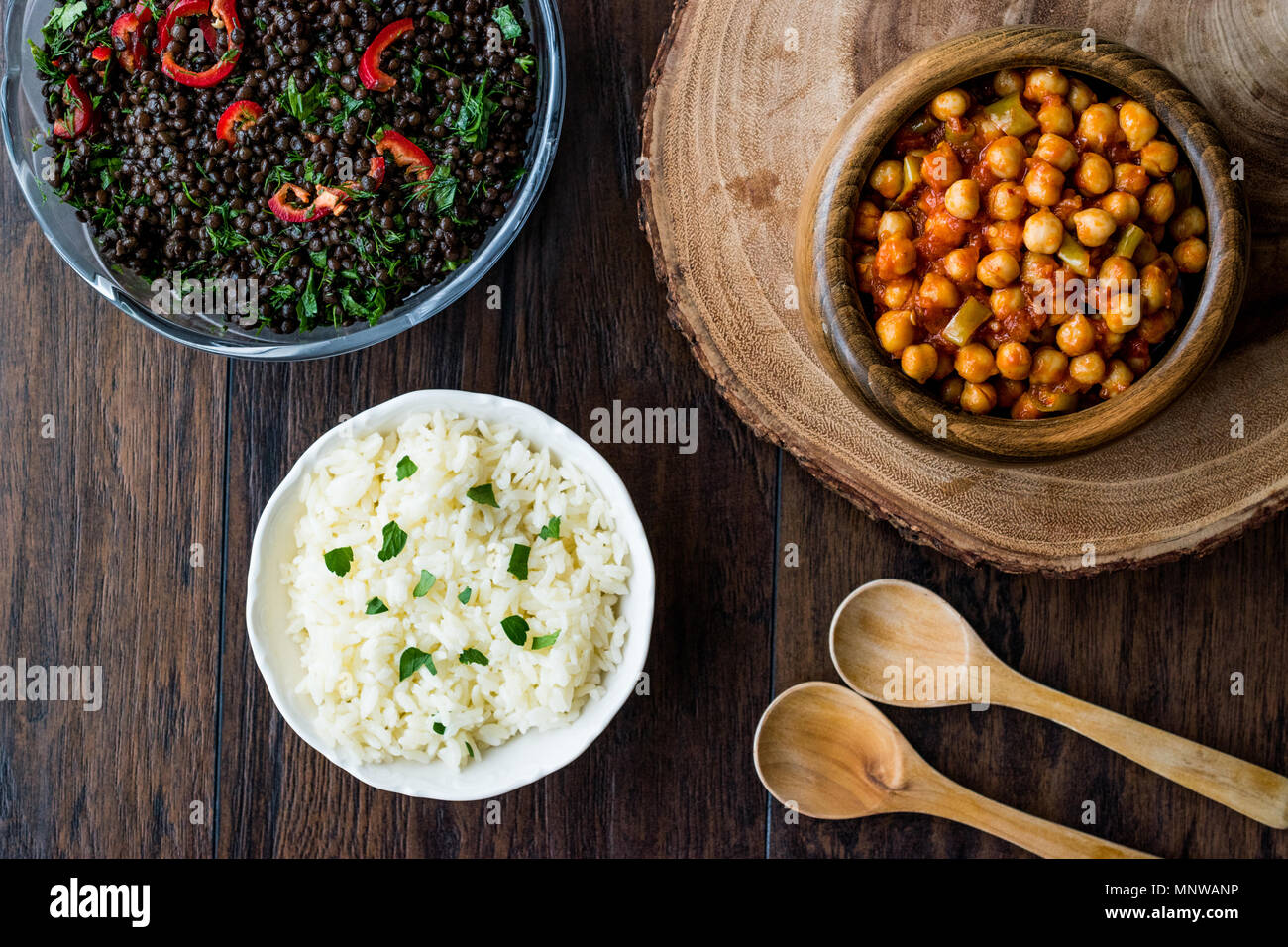 Chana Masala Kichererbsen, serviert mit Reis und schwarze Linsensalat. Traditionelle Speisen. Stockfoto