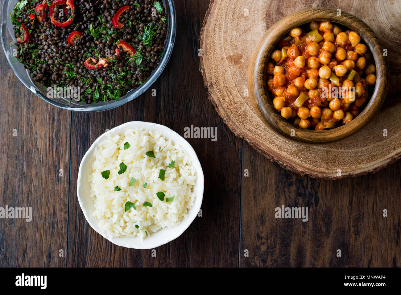 Chana Masala Kichererbsen, serviert mit Reis und schwarze Linsensalat. Traditionelle Speisen. Stockfoto