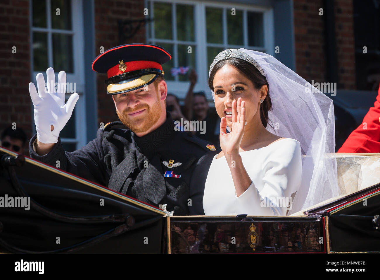 Windsor, UK, 19. Mai 2018. Prinz Harry und seine Braut Meghan Markle Fahrt um die Straßen von Windsor in Landau durch riesige Menschenmengen Jubel und wehenden Fahnen empfangen nach ihrer Hochzeit in die St Georges Kapelle. Bevor es zurück nach Windsor Castle für Ihre Hochzeit. Sie werden nun wissen, wie der Herzog und die Herzogin von Sussex Stockfoto