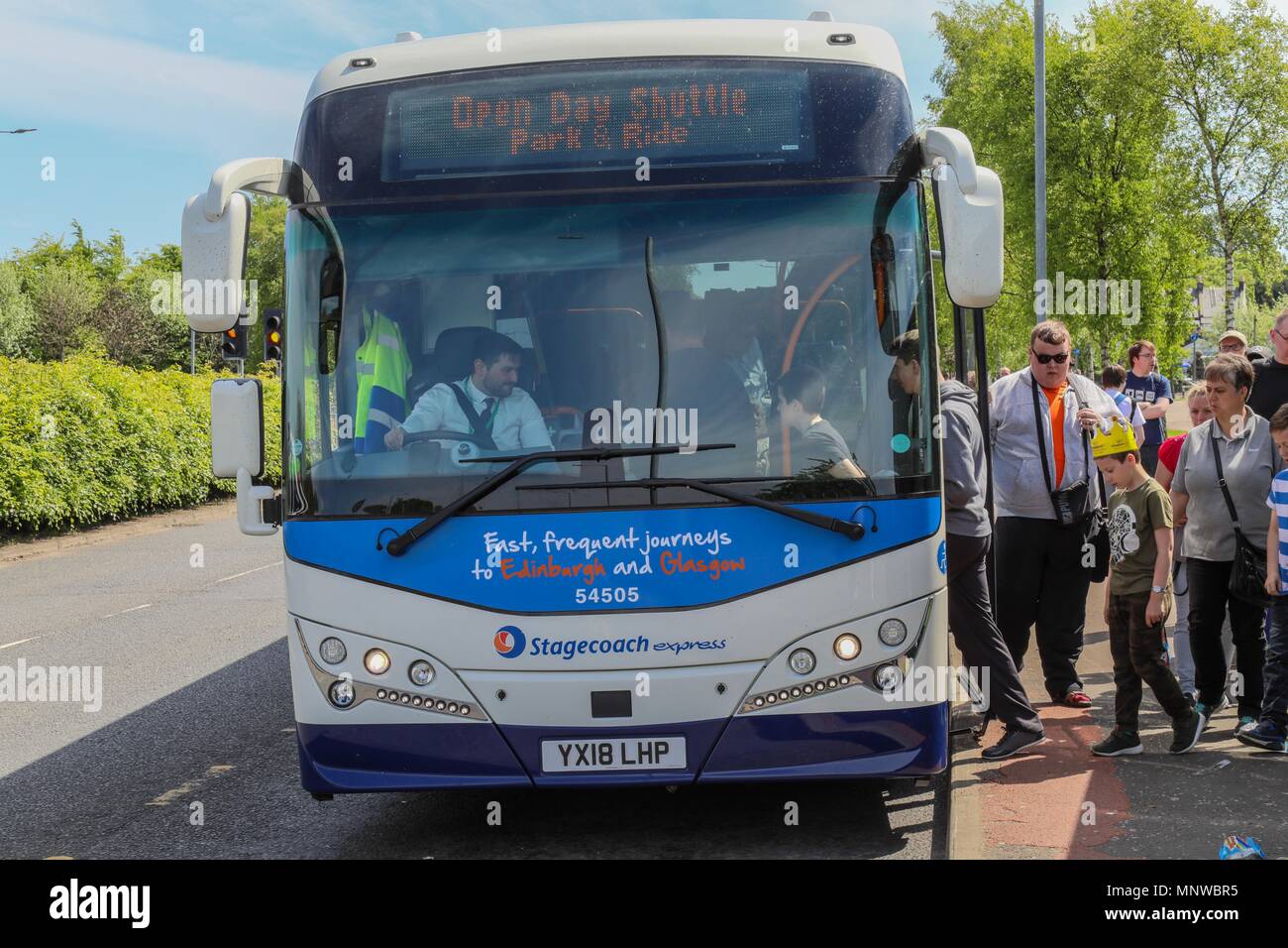 Fife, Großbritannien, 19. Mai 2018. Stagecoach Bus Depot, Dunfermline, Fife, Großbritannien, Samstag 19. Mai 2018. Zum 100. Geburtstag des Busbahnhof in Dunfermline Stagecoach feiern halten einen Tag der offenen Tür. Die Veranstaltung ist kostenlos Eintrag und sehr viel Hände auf als Mitglieder der Öffentlichkeit sind erlaubt auf dem Fahrersitz zu sitzen und mit den Kontrollen spielen. Besucher sind auch eingeladen, ihre Namen auf dem Bus Ziel Board und ein wash Tour genießen. Einen kostenlosen Shuttle Bus Service läuft zwischen dem Event und Dunfermline bus station. Die Veranstaltung wird moderiert von Königreich FM. © Garry Cornes/Alamy Live News Credit: G Stockfoto