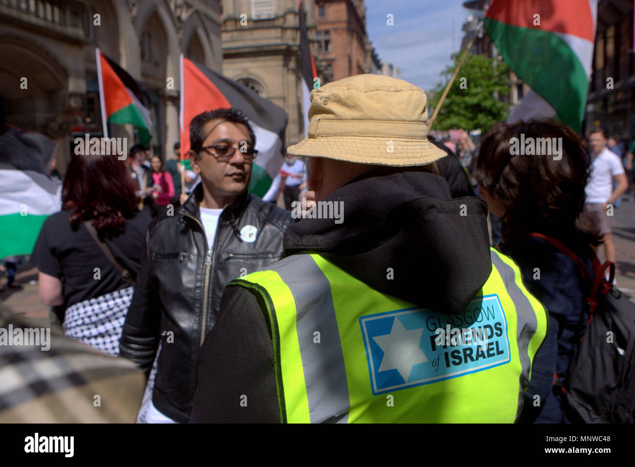 Glasgow, Schottland, Vereinigtes Königreich 19. Mai. Palästinensische Demonstranten konfrontieren Freunde Israels auf der Buchanan Street in der Stadt. Die Demonstranten versammelten sich in der Donald Dewar statue Schritte und marschierten den Berg hinunter zu den Glasgow Freunde Israels stand und führte einen Frieden protestieren vor der kleinen Anzahl der Israelischen Sympathisanten im Stall. Gerard Fähre / alamy Nachrichten Stockfoto