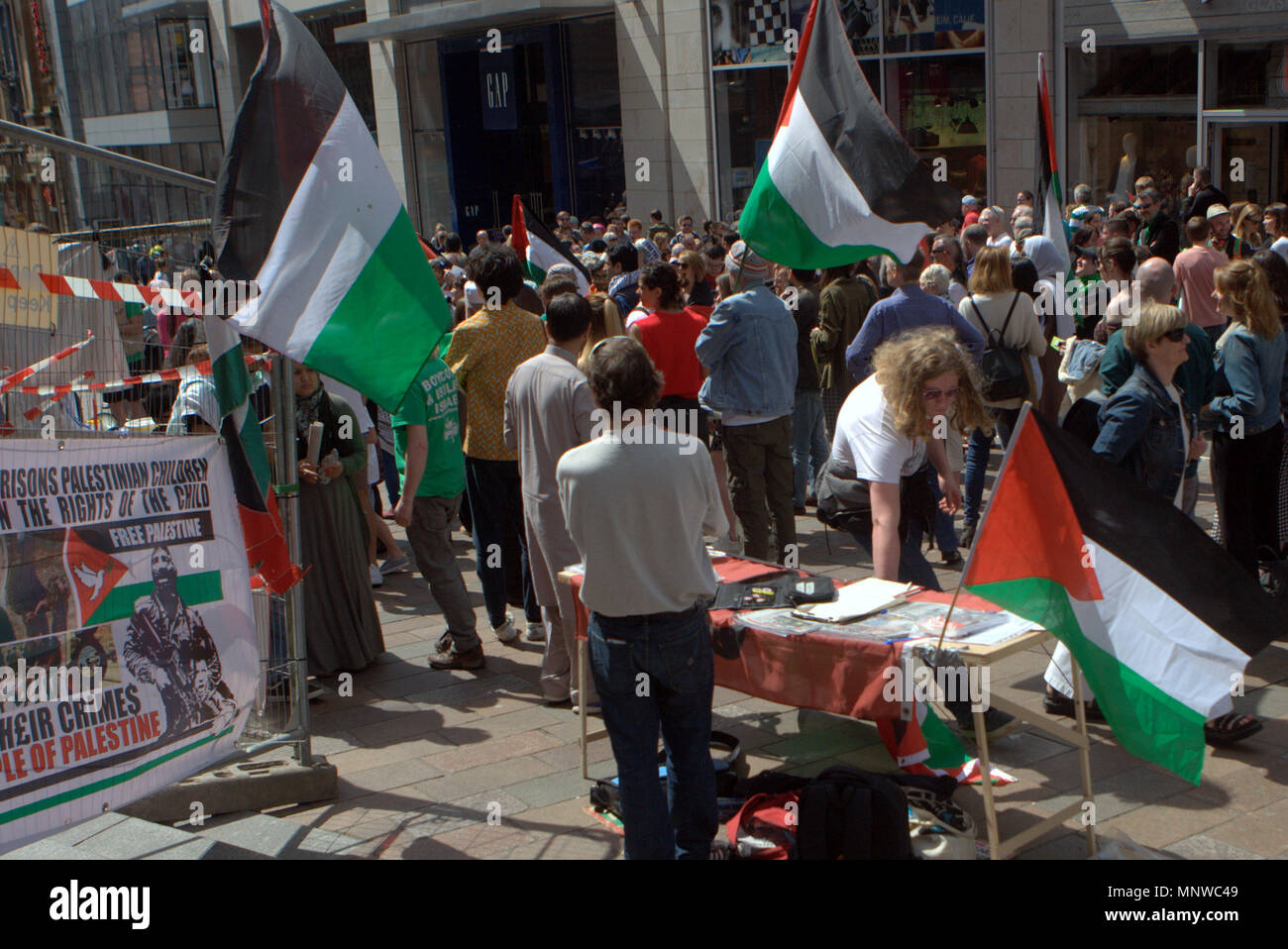 Glasgow, Schottland, Vereinigtes Königreich 19. Mai. Palästinensische Demonstranten konfrontieren Freunde Israels auf der Buchanan Street in der Stadt. Die Demonstranten versammelten sich in der Donald Dewar statue Schritte und marschierten den Berg hinunter zu den Glasgow Freunde Israels stand und führte einen Frieden protestieren vor der kleinen Anzahl der Israelischen Sympathisanten im Stall. Gerard Fähre / alamy Nachrichten Stockfoto