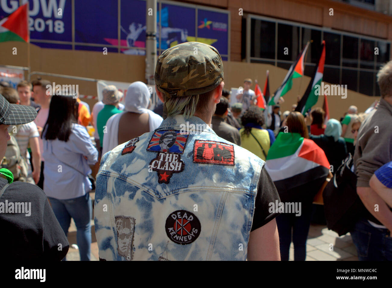 Glasgow, Schottland, Vereinigtes Königreich 19. Mai. Palästinensische Demonstranten konfrontieren Freunde Israels auf der Buchanan Street in der Stadt. Die Demonstranten versammelten sich in der Donald Dewar statue Schritte und marschierten den Berg hinunter zu den Glasgow Freunde Israels stand und führte einen Frieden protestieren vor der kleinen Anzahl der Israelischen Sympathisanten im Stall. Gerard Fähre / alamy Nachrichten Stockfoto
