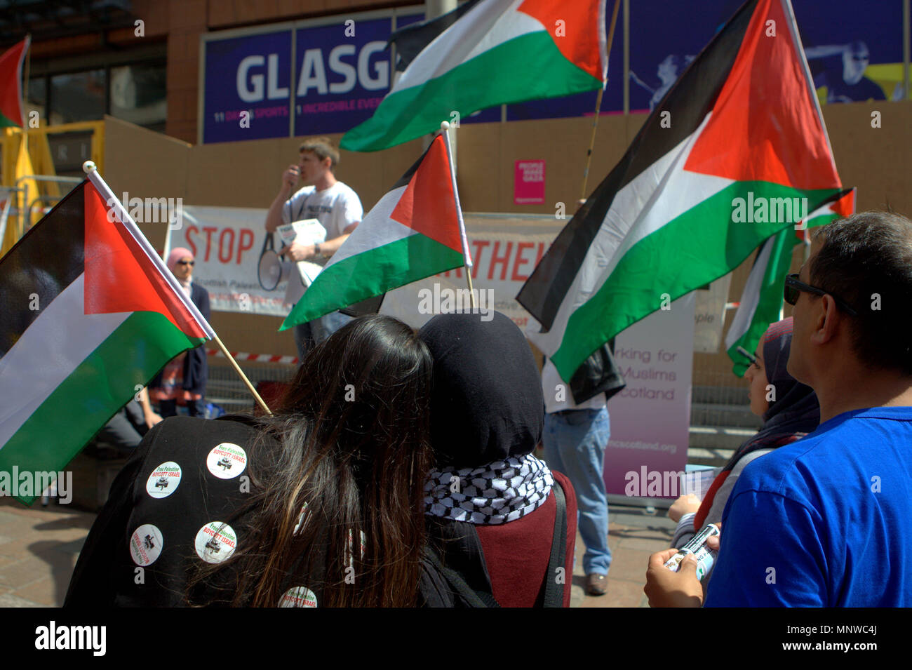 Glasgow, Schottland, Vereinigtes Königreich 19. Mai. Palästinensische Demonstranten konfrontieren Freunde Israels auf der Buchanan Street in der Stadt. Die Demonstranten versammelten sich in der Donald Dewar statue Schritte und marschierten den Berg hinunter zu den Glasgow Freunde Israels stand und führte einen Frieden protestieren vor der kleinen Anzahl der Israelischen Sympathisanten im Stall. Gerard Fähre / alamy Nachrichten Stockfoto