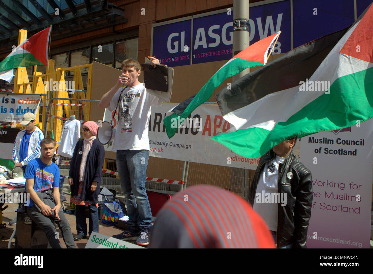 Glasgow, Schottland, Vereinigtes Königreich 19. Mai. Palästinensische Demonstranten konfrontieren Freunde Israels auf der Buchanan Street in der Stadt. Die Demonstranten versammelten sich in der Donald Dewar statue Schritte und marschierten den Berg hinunter zu den Glasgow Freunde Israels stand und führte einen Frieden protestieren vor der kleinen Anzahl der Israelischen Sympathisanten im Stall. Gerard Fähre / alamy Nachrichten Stockfoto