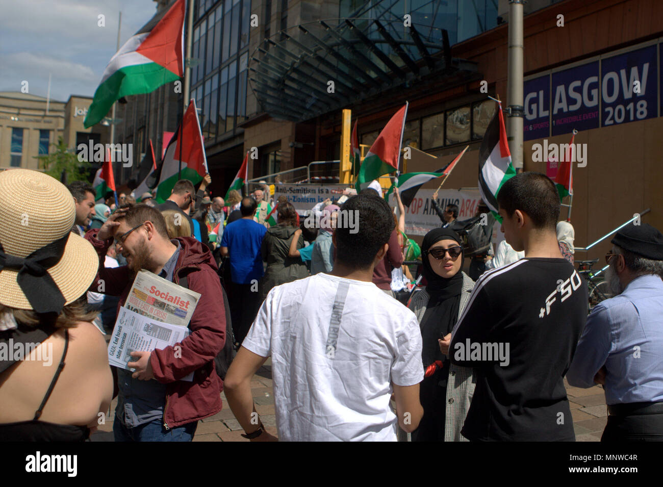 Glasgow, Schottland, Vereinigtes Königreich 19. Mai. Palästinensische Demonstranten konfrontieren Freunde Israels auf der Buchanan Street in der Stadt. Die Demonstranten versammelten sich in der Donald Dewar statue Schritte und marschierten den Berg hinunter zu den Glasgow Freunde Israels stand und führte einen Frieden protestieren vor der kleinen Anzahl der Israelischen Sympathisanten im Stall. Gerard Fähre / alamy Nachrichten Stockfoto
