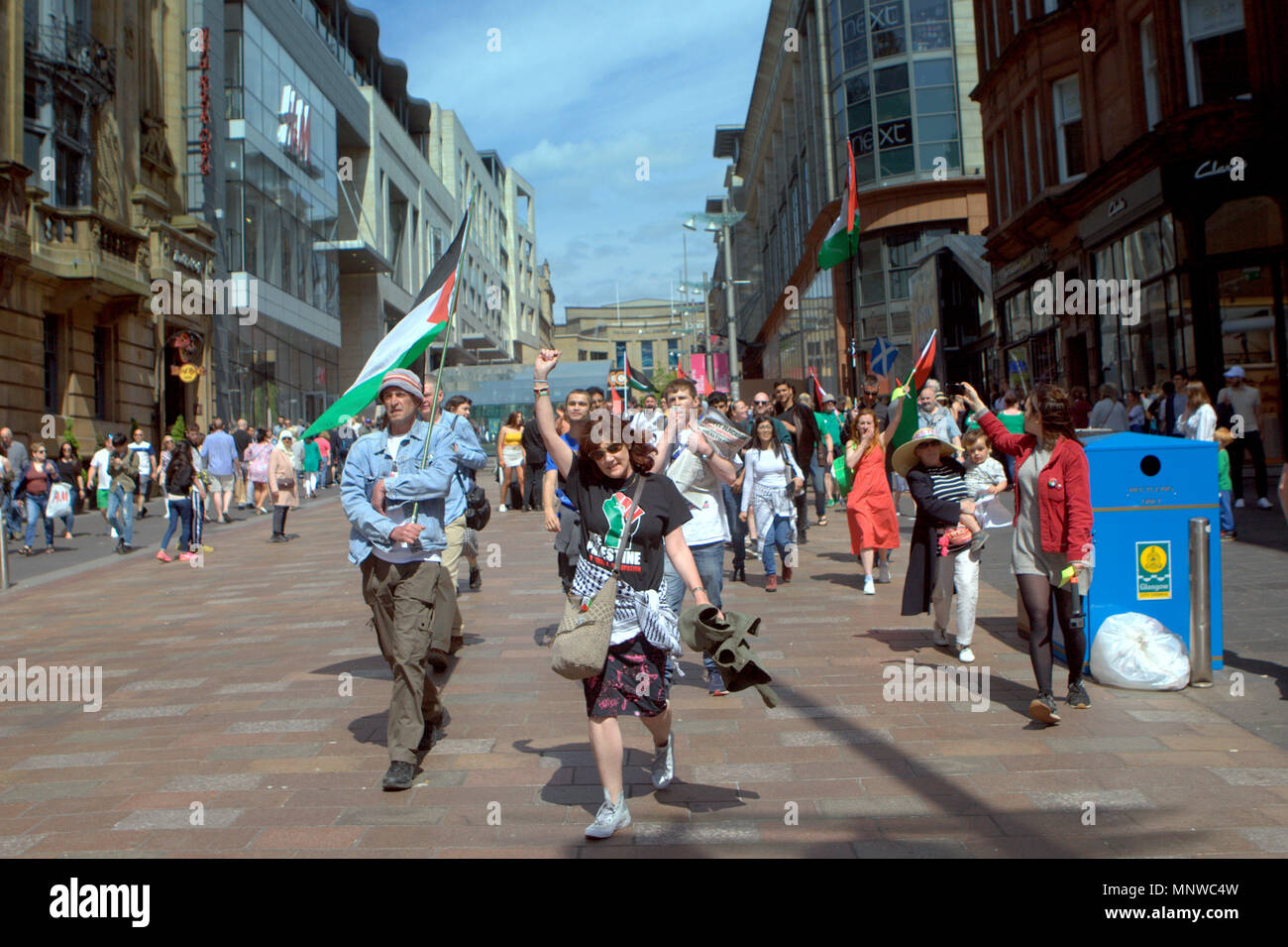 Glasgow, Schottland, Vereinigtes Königreich 19. Mai. Palästinensische Demonstranten konfrontieren Freunde Israels auf der Buchanan Street in der Stadt. Die Demonstranten versammelten sich in der Donald Dewar statue Schritte und marschierten den Berg hinunter zu den Glasgow Freunde Israels stand und führte einen Frieden protestieren vor der kleinen Anzahl der Israelischen Sympathisanten im Stall. Gerard Fähre / alamy Nachrichten Stockfoto