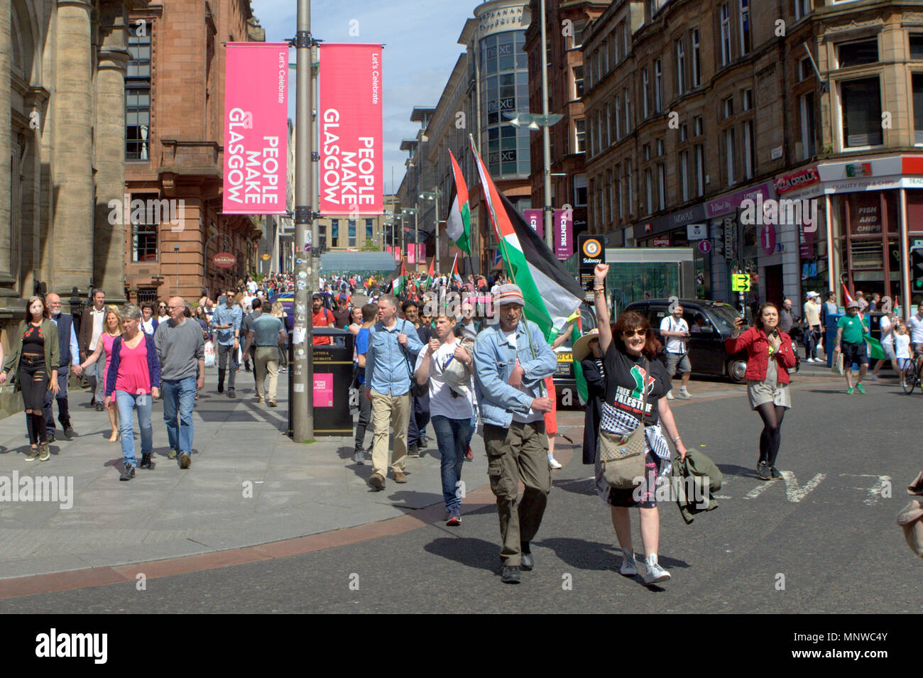 Glasgow, Schottland, Vereinigtes Königreich 19. Mai. Palästinensische Demonstranten konfrontieren Freunde Israels auf der Buchanan Street in der Stadt. Die Demonstranten versammelten sich in der Donald Dewar statue Schritte und marschierten den Berg hinunter zu den Glasgow Freunde Israels stand und führte einen Frieden protestieren vor der kleinen Anzahl der Israelischen Sympathisanten im Stall. Gerard Fähre / alamy Nachrichten Stockfoto
