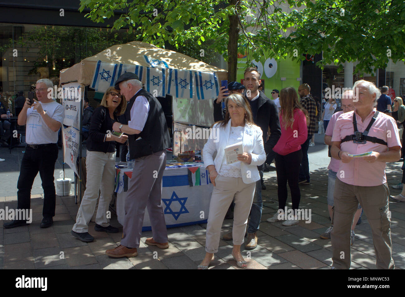 Glasgow, Schottland, Vereinigtes Königreich 19. Mai. Palästinensische Demonstranten konfrontieren Freunde Israels auf der Buchanan Street in der Stadt. Die Demonstranten versammelten sich in der Donald Dewar statue Schritte und marschierten den Berg hinunter zu den Glasgow Freunde Israels stand und führte einen Frieden protestieren vor der kleinen Anzahl der Israelischen Sympathisanten im Stall. Gerard Fähre / alamy Nachrichten Stockfoto