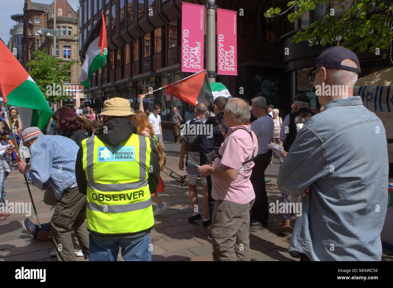 Glasgow, Schottland, Vereinigtes Königreich 19. Mai. Palästinensische Demonstranten konfrontieren Freunde Israels auf der Buchanan Street in der Stadt. Die Demonstranten versammelten sich in der Donald Dewar statue Schritte und marschierten den Berg hinunter zu den Glasgow Freunde Israels stand und führte einen Frieden protestieren vor der kleinen Anzahl der Israelischen Sympathisanten im Stall. Gerard Fähre / alamy Nachrichten Stockfoto