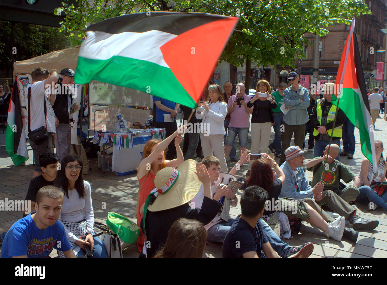 Glasgow, Schottland, Vereinigtes Königreich 19. Mai. Palästinensische Demonstranten konfrontieren Freunde Israels auf der Buchanan Street in der Stadt. Die Demonstranten versammelten sich in der Donald Dewar statue Schritte und marschierten den Berg hinunter zu den Glasgow Freunde Israels stand und führte einen Frieden protestieren vor der kleinen Anzahl der Israelischen Sympathisanten im Stall. Gerard Fähre / alamy Nachrichten Stockfoto