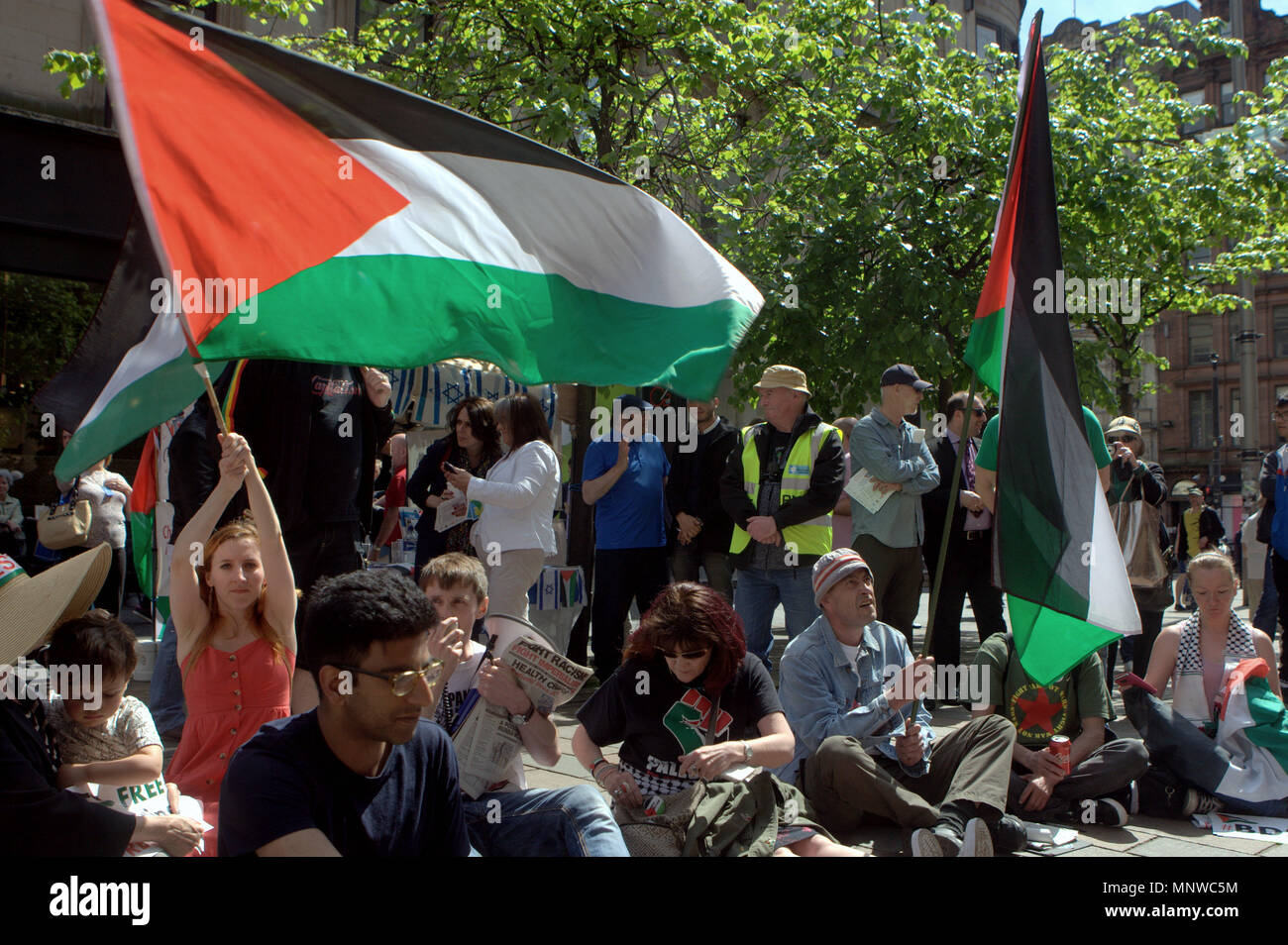 Glasgow, Schottland, Vereinigtes Königreich 19. Mai. Palästinensische Demonstranten konfrontieren Freunde Israels auf der Buchanan Street in der Stadt. Die Demonstranten versammelten sich in der Donald Dewar statue Schritte und marschierten den Berg hinunter zu den Glasgow Freunde Israels stand und führte einen Frieden protestieren vor der kleinen Anzahl der Israelischen Sympathisanten im Stall. Gerard Fähre / alamy Nachrichten Stockfoto