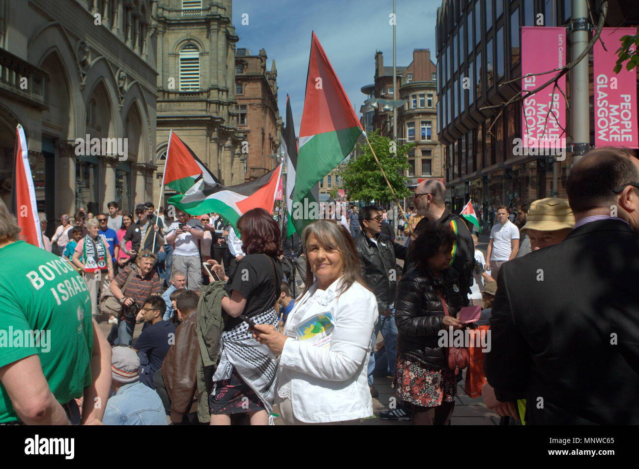 Glasgow, Schottland, Vereinigtes Königreich 19. Mai. Palästinensische Demonstranten konfrontieren Freunde Israels auf der Buchanan Street in der Stadt. Die Demonstranten versammelten sich in der Donald Dewar statue Schritte und marschierten den Berg hinunter zu den Glasgow Freunde Israels stand und führte einen Frieden protestieren vor der kleinen Anzahl der Israelischen Sympathisanten im Stall. Gerard Fähre / alamy Nachrichten Stockfoto