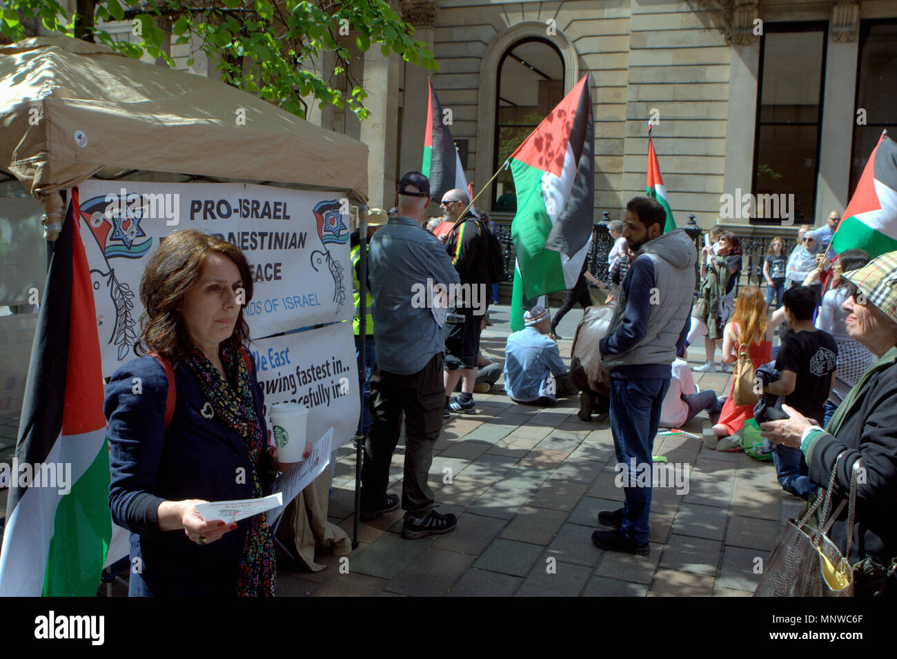 Glasgow, Schottland, Vereinigtes Königreich 19. Mai. Palästinensische Demonstranten konfrontieren Freunde Israels auf der Buchanan Street in der Stadt. Die Demonstranten versammelten sich in der Donald Dewar statue Schritte und marschierten den Berg hinunter zu den Glasgow Freunde Israels stand und führte einen Frieden protestieren vor der kleinen Anzahl der Israelischen Sympathisanten im Stall. Gerard Fähre / alamy Nachrichten Stockfoto