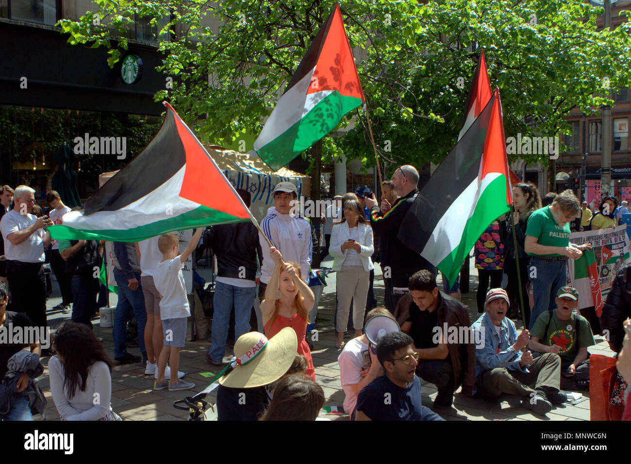 Glasgow, Schottland, Vereinigtes Königreich 19. Mai. Palästinensische Demonstranten konfrontieren Freunde Israels auf der Buchanan Street in der Stadt. Die Demonstranten versammelten sich in der Donald Dewar statue Schritte und marschierten den Berg hinunter zu den Glasgow Freunde Israels stand und führte einen Frieden protestieren vor der kleinen Anzahl der Israelischen Sympathisanten im Stall. Gerard Fähre / alamy Nachrichten Stockfoto