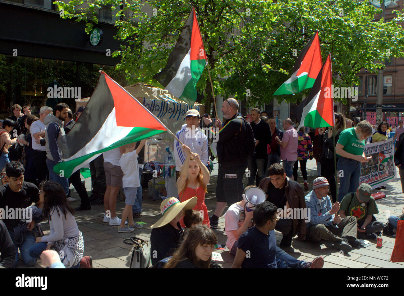 Glasgow, Schottland, Vereinigtes Königreich 19. Mai. Palästinensische Demonstranten konfrontieren Freunde Israels auf der Buchanan Street in der Stadt. Die Demonstranten versammelten sich in der Donald Dewar statue Schritte und marschierten den Berg hinunter zu den Glasgow Freunde Israels stand und führte einen Frieden protestieren vor der kleinen Anzahl der Israelischen Sympathisanten im Stall. Gerard Fähre / alamy Nachrichten Stockfoto