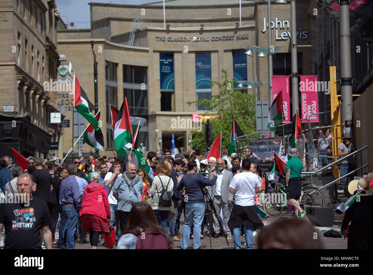 Glasgow, Schottland, Vereinigtes Königreich 19. Mai. Palästinensische Demonstranten konfrontieren Freunde Israels auf der Buchanan Street in der Stadt. Die Demonstranten versammelten sich in der Donald Dewar statue Schritte und marschierten den Berg hinunter zu den Glasgow Freunde Israels stand und führte einen Frieden protestieren vor der kleinen Anzahl der Israelischen Sympathisanten im Stall. Gerard Fähre / alamy Nachrichten Stockfoto