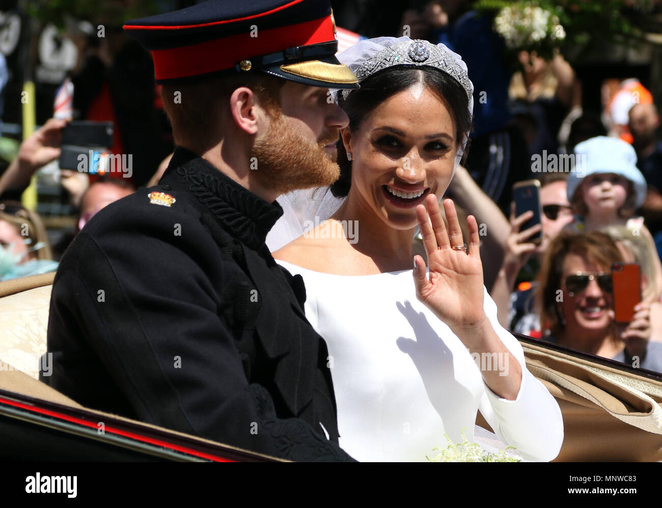 Windsor, UK, 19. Mai 2018. Der Herzog und die Herzogin von Sussex, Meghan Markle und Seine königliche Hoheit Prinz Harry (Wales) eine Welle zu der Masse geben nach ihrer Hochzeit. Königliche Hochzeit von Seiner Königlichen Hoheit, Prinz Harry (von Wales) und Meghan Markle, Windsor, Berkshire, am 19. Mai 2018. Credit: Paul Marriott/Alamy leben Nachrichten Stockfoto