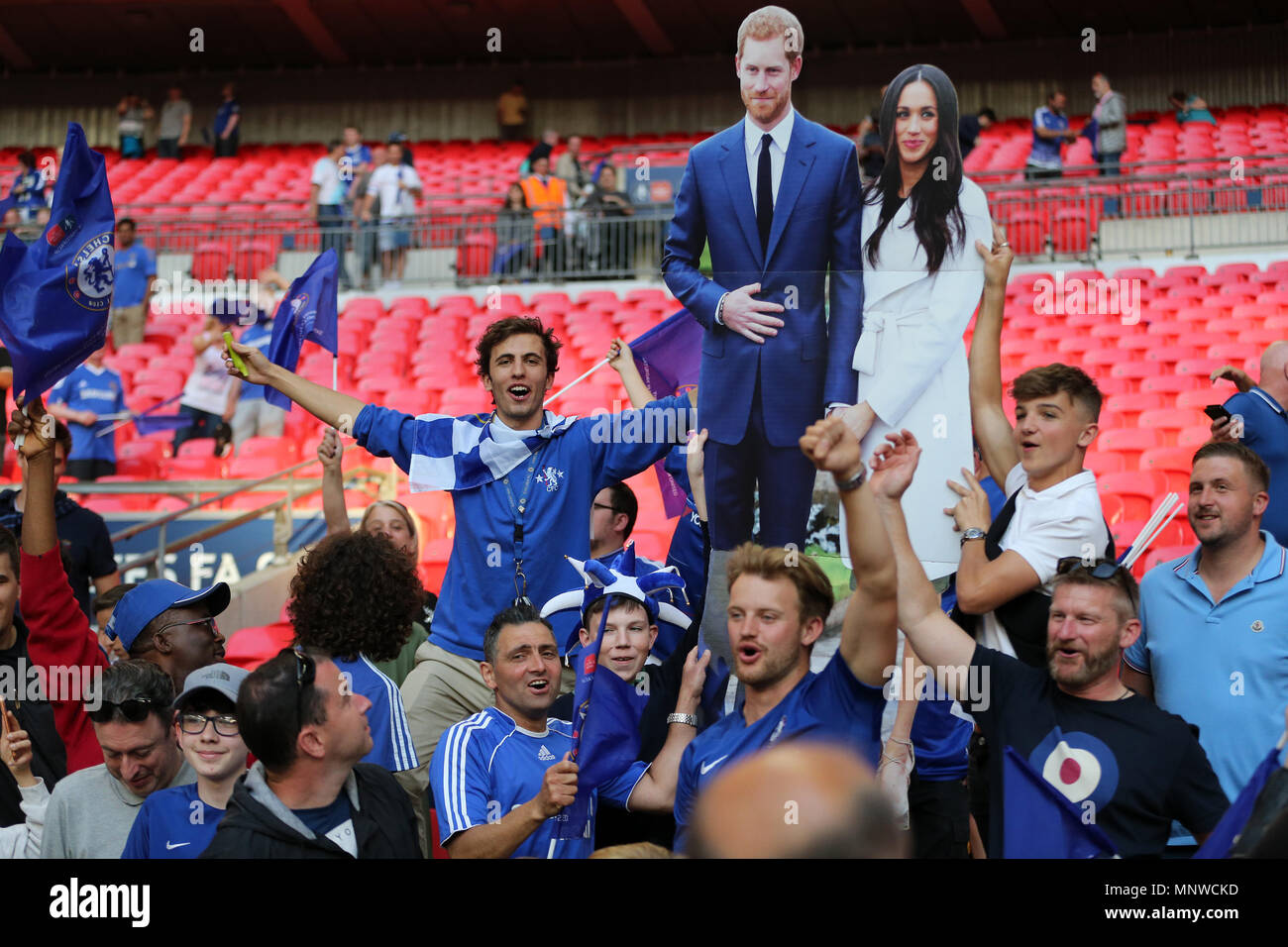 London, UK, 19. Mai 2018. London, UK, 19. Mai 2018. Chelsea Fans feiern mit ausgeschnittenen Figuren von Harry und Meghan nach dem Spiel. Die Emirate FA-Cup 2018, Chelsea V Manchester United im Wembley Stadion in London am Samstag, den 19. Mai 2018. Dieses Bild dürfen nur für redaktionelle Zwecke verwendet werden. Nur die redaktionelle Nutzung, eine Lizenz für die gewerbliche Nutzung erforderlich. Keine Verwendung in Wetten, Spiele oder einer einzelnen Verein/Liga/player Publikationen. pic von Andrew Obstgarten/Andrew Orchard sport Fotografie/Alamy Live news Credit: Andrew Orchard sport Fotografie/Alamy leben Nachrichten Stockfoto