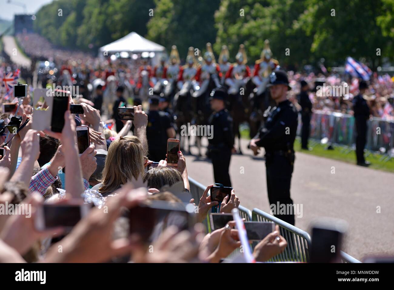 Windsor, Großbritannien. 20. Mai 2018. Menschenmengen sammeln im Windsor langer Spaziergang, für die die königliche Hochzeit von Prinz Harry und Meghan Markle, 19. Mai 2018. Credit: Caron Watson/Alamy leben Nachrichten Stockfoto