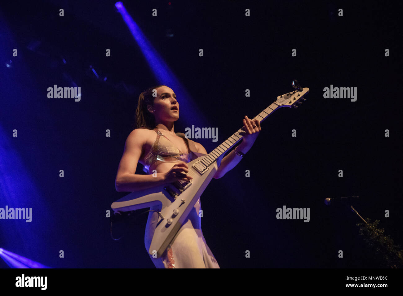 Oakland, Kalifornien, USA. 18 Mai, 2018. SOPHIE HAWLEY - Schweißen von Sofi Tukker führt im Fox Theater in Oakland, Kalifornien Credit: Greg Chow/ZUMA Draht/Alamy leben Nachrichten Stockfoto